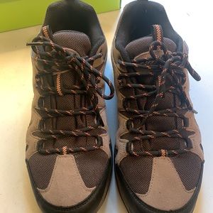 Men’s Eddie Bauer size 9.5 shoes.